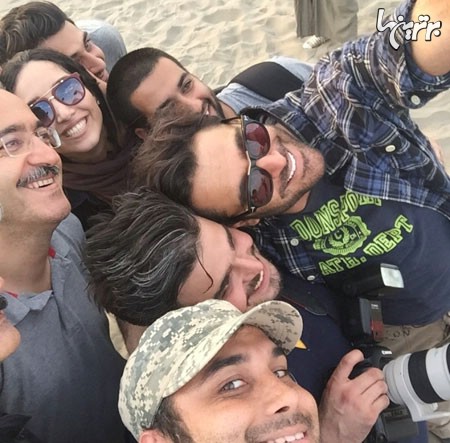 سلفی دیدنی گلزار با دوستانش در کویر / عکس