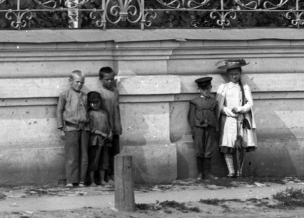 دختر سفیدپوش غمگین احتمالاً شبه است + عکس