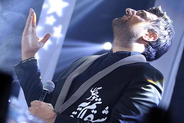 لباس عجیب علیزاده در کنسرتش + عکس