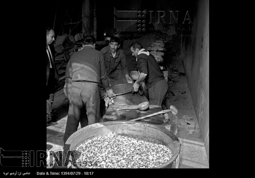 روز عاشورای حسینی (17 اسفند 1349)، غذای نذری در محدوده میدان بهارستان تهران طبخ می شود