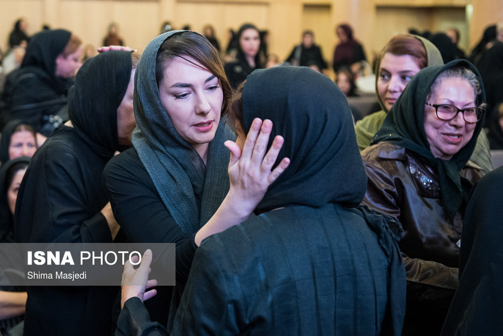هانیه توسلی و لیلی رشیدی در مجلس ترحیم داوود رشیدی/عکس