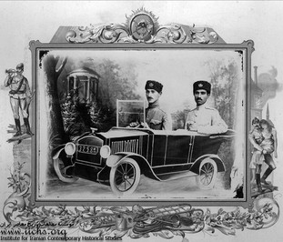 نظامیان ندار هم برای به دست آوردن آبرو در اتومبیلی دکوری در خیابان لاله‌زار تصویری به یادگار انداخته اند. امری که تا سالها انجام می شد و به مردم کوچه و بازار هم سرایت کرد 