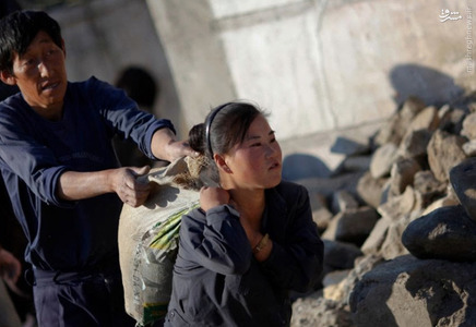 همکاری زن و مرد برای ترمیم سیستم آبیاری در 