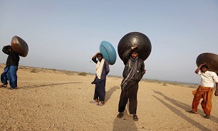 ماهیگیری جالب روی کوزه‌ها در پاکستان! + عکس