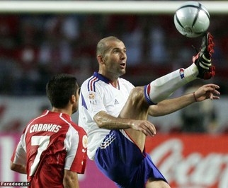 رونالدو در دیدار تیم ملی فرانسه و سوئیس در انتخابی یورو. ژوئن 2004