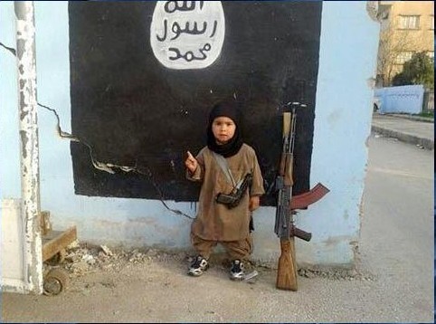 داعش،به كودكان سربريدن مي‎آموزد/عکس