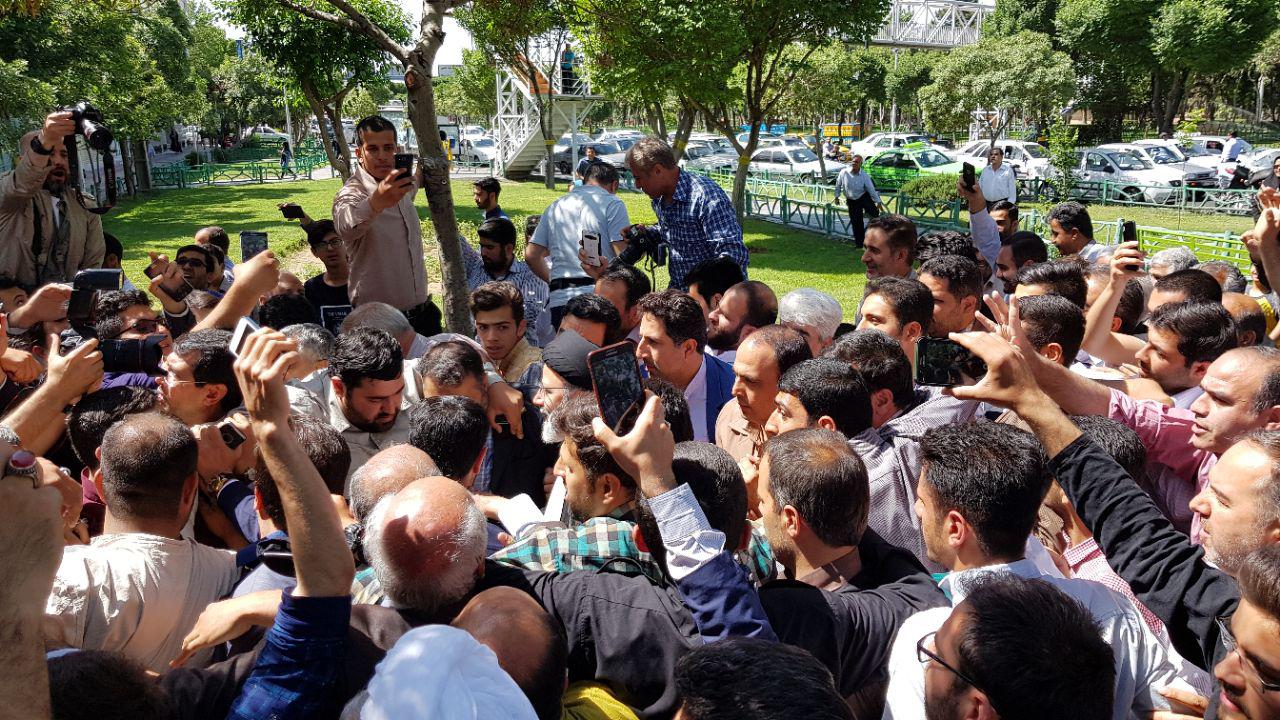 زنگ آغاز دوازدهمین دوره انتخابات ریاست جمهوری به صدا درآمد/ رهبر انقلاب رای خود را به صندوق انداختند/ وزیر کشور: مردم به شایعات توجه نکنند/ حسن روحانی رای خود را به صندوق انداخت/ ظریف در جماران رای داد