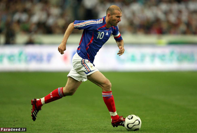 زین الدین زیدان در جریان یک دیدار دوستانه با تیم ملی مکزیک در 