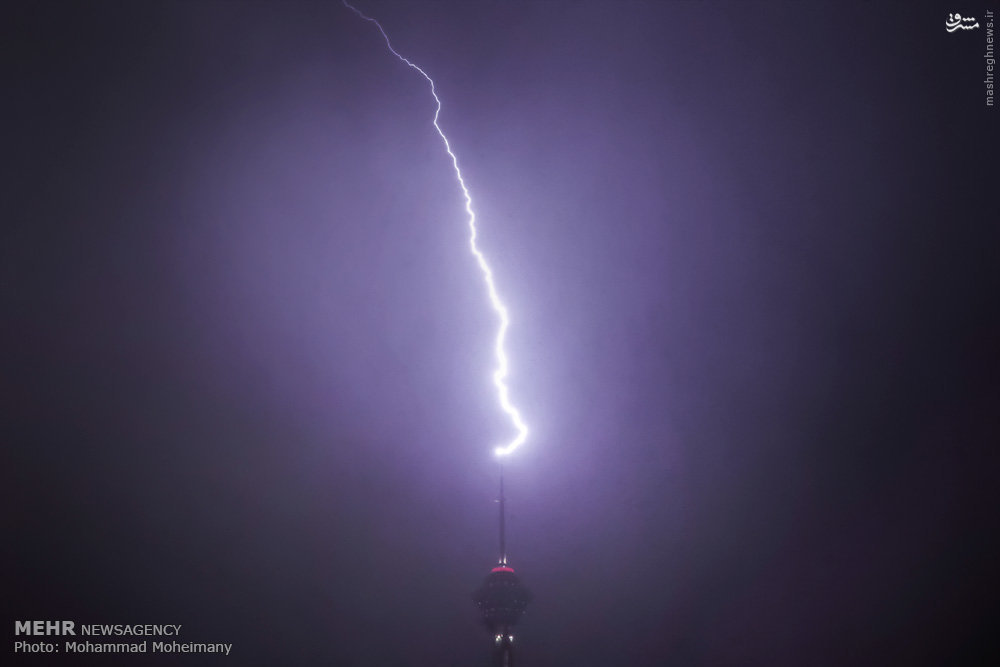 لحظه برخورد صاعقه به برج میلاد /عکس