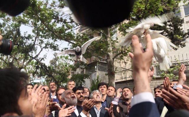 کبوتر هوا کردن یکی از ثبت‌ نام کنندگان انتخابات!/عکس