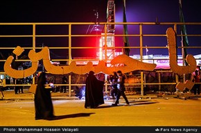 پیاده روی زائران حسینی در مسیر نجف به کربلا در آستانه اربعین حسینی