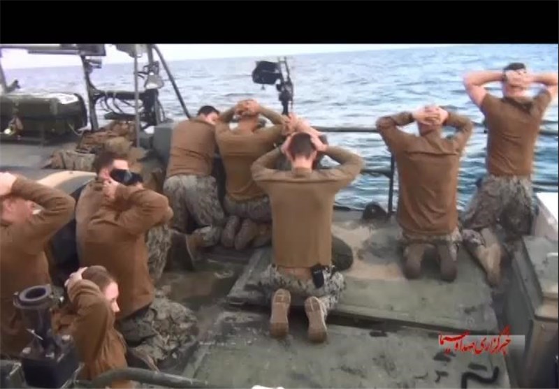 نخستین عکس از دستگیری ۱۰ تفنگدار آمریکایی توسط سپاه منتشر شد (+عکس)