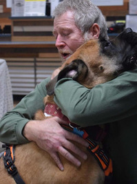 مردی که سگش را بعد از آتش سوزی کالیفرنیا پیدا کرد