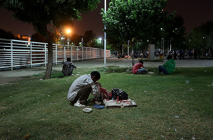 (تصاویر) بزم شبانه معتادان در پارک‌های تهران