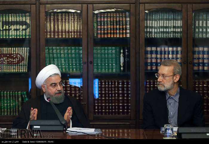 عکس/ نگاه خاص لاریجانی به روحانی