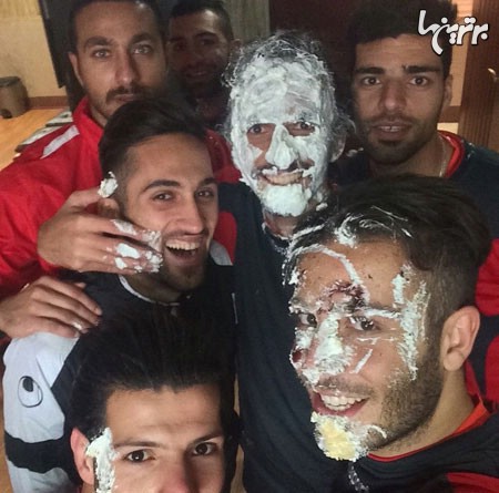 عکسی از جشن تولد محمد نوری در تمرین پرسپولیس