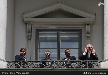 ظریف و صالحی در بالکن هتل محل مذاکرات/عکس