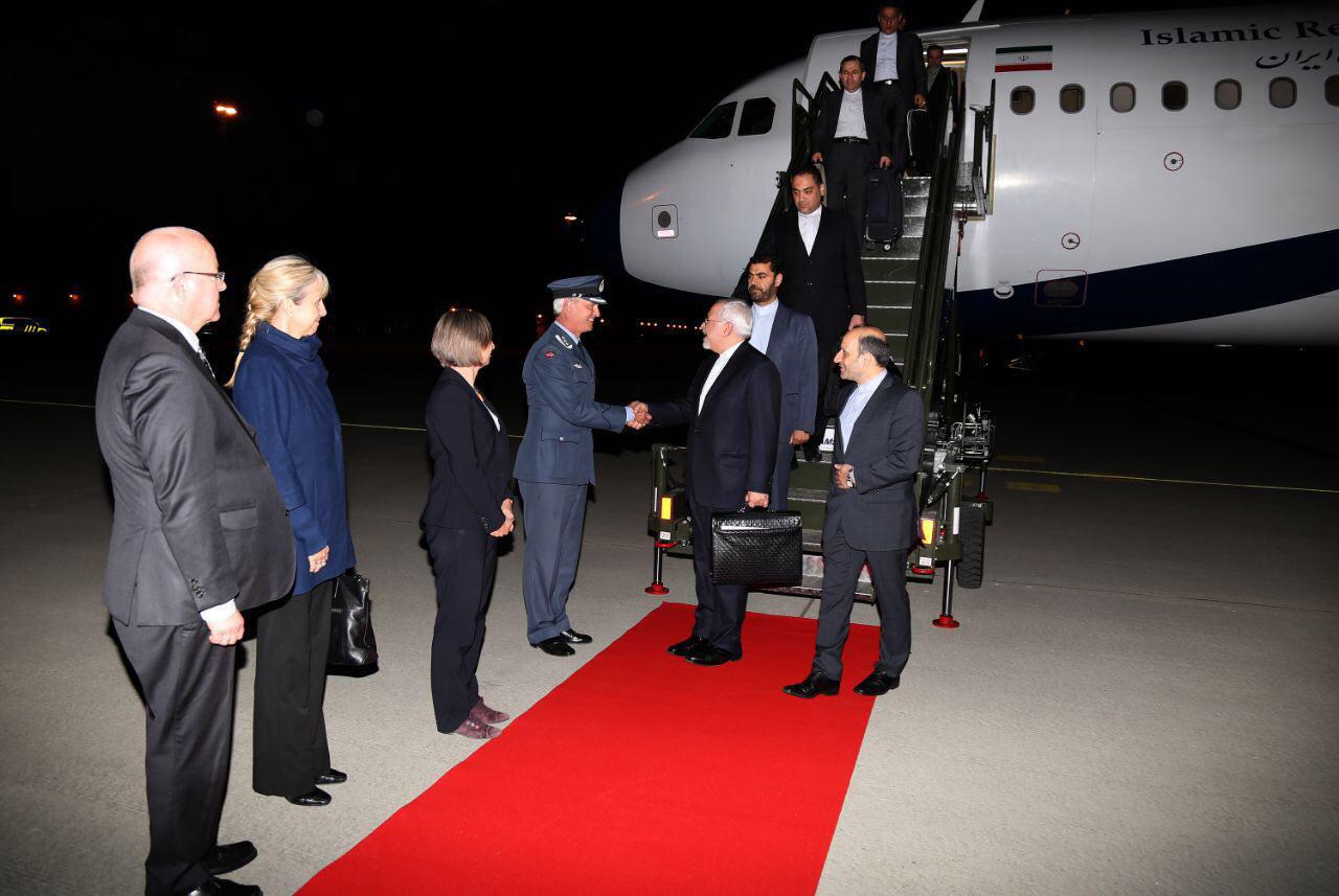 لحظه ورود ظریف به فرودگاه اسلو/ عکس