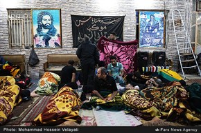 استراحت زائران حسینی در مسیر نجف به کربلا در موکب‌های تعبیه شده 