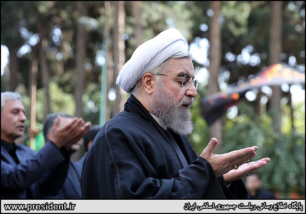 نماز ظهر عاشواری حسن روحانی/ عکس