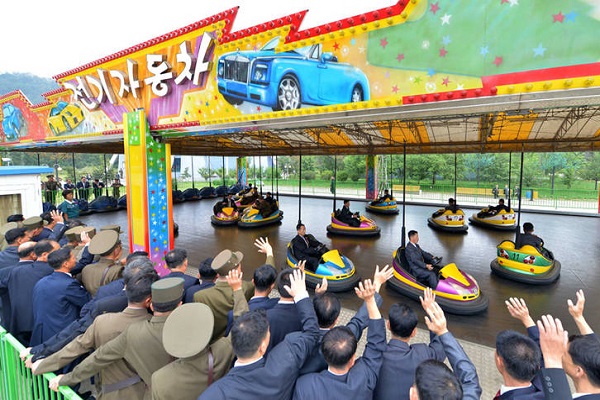یک روز تفریح دانشمندان کره شمالی/عکس