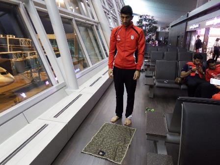 نماز خواندن دروازه بان تیم ملی در فرودگاه سئول / عکس