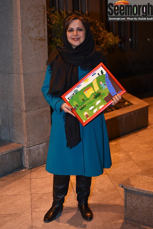 مدل مانتو کمند امیر سلیمانی در نمایشگاه نقاشی کودکان کار