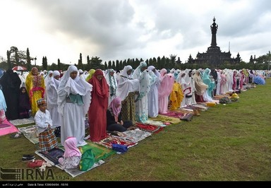 تصویر اقامه نماز عید فطر در کشور اندونزی را نشان می دهد