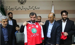 اهدای پیراهن تیم تراکتورسازی تبریز به محسن رضایی /عکس