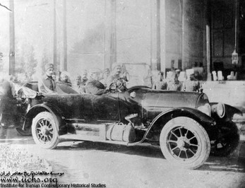 رضاخان سردارسپه در جلو عمارت چهل ستون اصفهان، هنگام استقبال از احمدشاه در سفر دوم فرنگ 