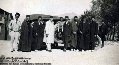 غلامحسین غفاری و حسنعلی نصرت‌السلطنه با تعدادی از دوستان و اتومبیلی که در تراکم سلفی بگیران ناپدید شده است! 