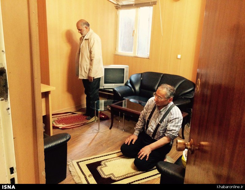 حسین الله کرم و زیباکلام در حال نماز خواندن در کنار یکدیگر /عکس