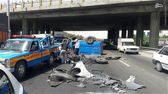 واژگونی نیسان در بزرگراه/ عکس