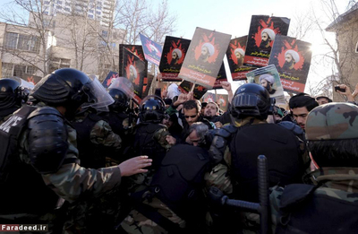 درگیری پلیس با معترضانی که قصد حمله به سفارت عربستان در تهران را دارند.
