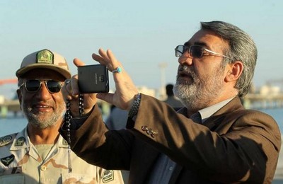 این عکس در دی ماه ۹۳ از عبدالرضا رحمانی فضلی وزیر کشور گرفته شده است و در دستش گوشی سامسونگ دیده می‌شود.