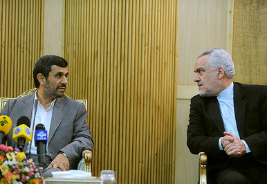 رحیمی در مراسم بدرقه رئیس جمهور پیش از سفر به قرقیزستان. 1390