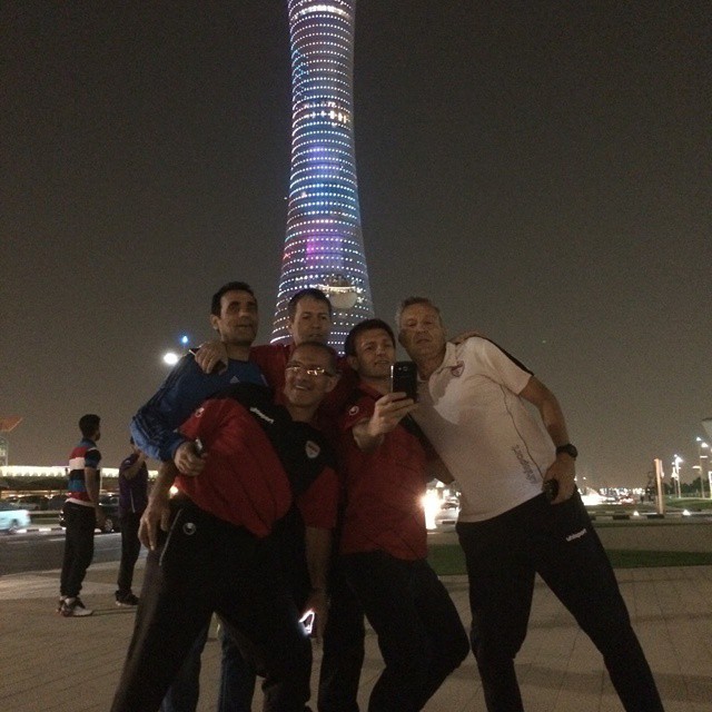 عکس / سلفی فولادی ها در کنار برج زیبای دوحه