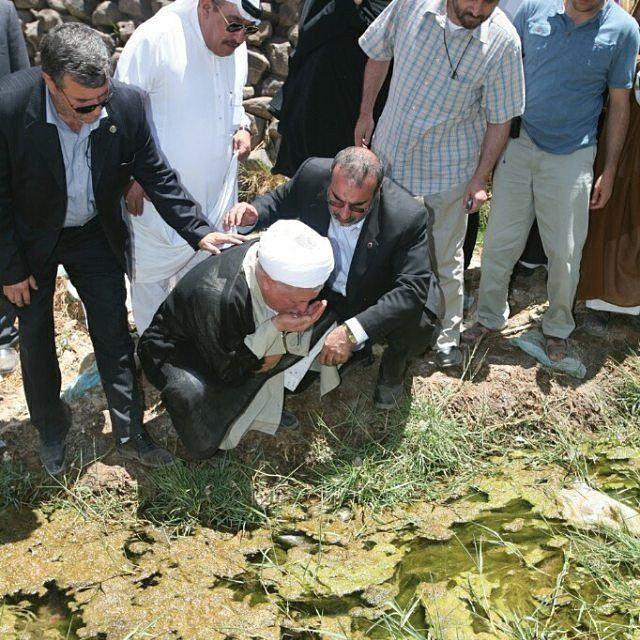 نوشیدن آب از چشمه فدک توسط هاشمی (عکس)