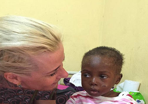 تصاویری تکان دهنده از کودکی که به حال مرگ رها شده بود