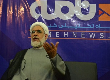 حجت الاسلام منتجب نیا در بازدید از غرفه نامه نیوز 