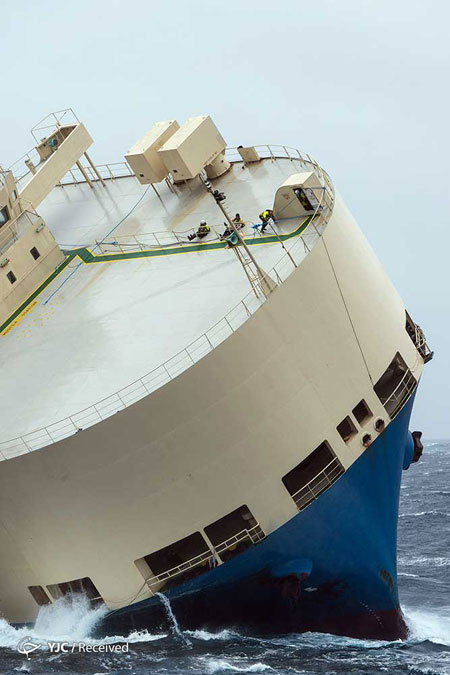 لحظه غرق شدن کشتی مدرن اکسپرس