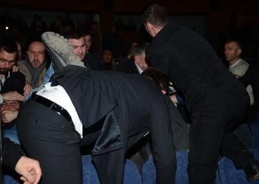 کتک زدن معترضان به سخنرانی احمدی نژاد از سوی برخی از حضار