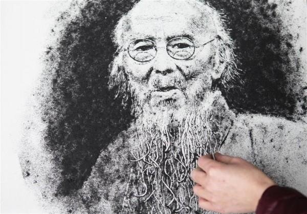 آرایشگری که با مو نقاشی می‌کند/عکس