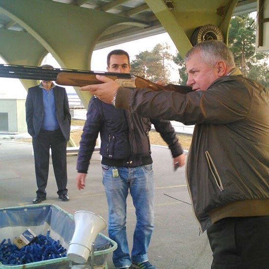 علی پروین در حال تیراندازی/ عکس