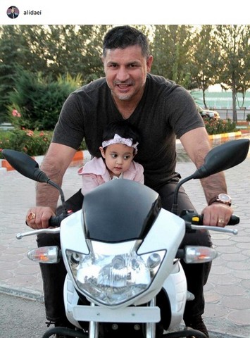 تصویری دیدنی از موتور سواری علی دایی و دخترش!