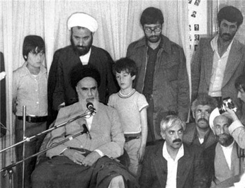 سیدحسن در کنار امام خمینی (ره) که مشغول سخنرانی هستند