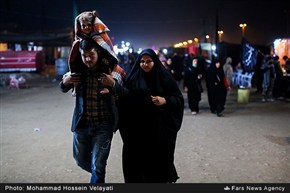 پیاده روی زائران حسینی در مسیر نجف به کربلا در آستانه اربعین حسینی