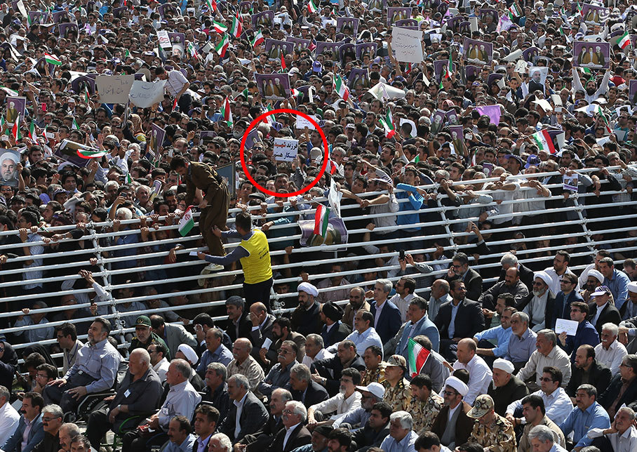 فرزند شهید «بی‌کار» در مراسم سخنرانی روحانی/ عکس