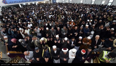 تصویر اقامه نماز عید فطر در کشور استرالیا را نشان می دهد.