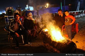 استراحت زائران حسینی در مسیر نجف به کربلا 